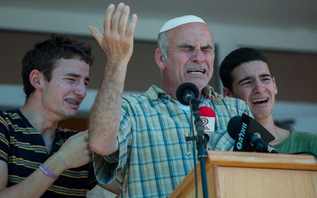 The father of Malachy Moshe Rosenfeld, Eliezer, gives a eulogy for his son during the funeral at Kohav Hashahar in West Bank, July 01, 2015. (Yonatan Sindel/FLASH90)