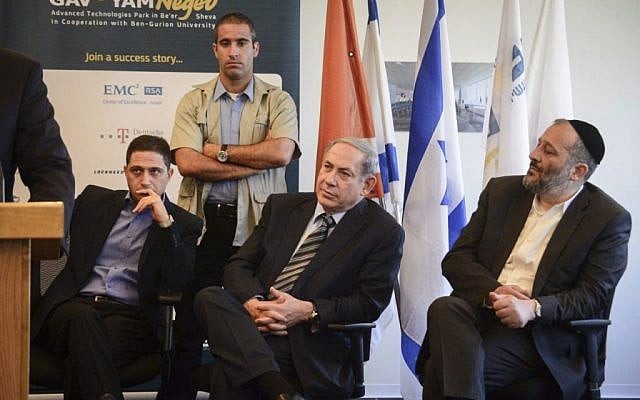 Prime Minister Benjamin Netanyahu (C), Economy Minister Aryeh Deri (R) and Beer Sheba Mayor Ruvik Danilovich (L) seen during a press conference in Beer Sheba, South Israel, on July 2, 2015. (Herzl Yosef/POOL)