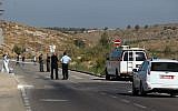 Police at the scene of where Deputy Commissioner Ephraim Bracha, head of the Israel Police’s National Fraud Unit, shot himself in his car near his home in the city of Modiin July 5, 2015. (Yonatan Sindel/Flash90)