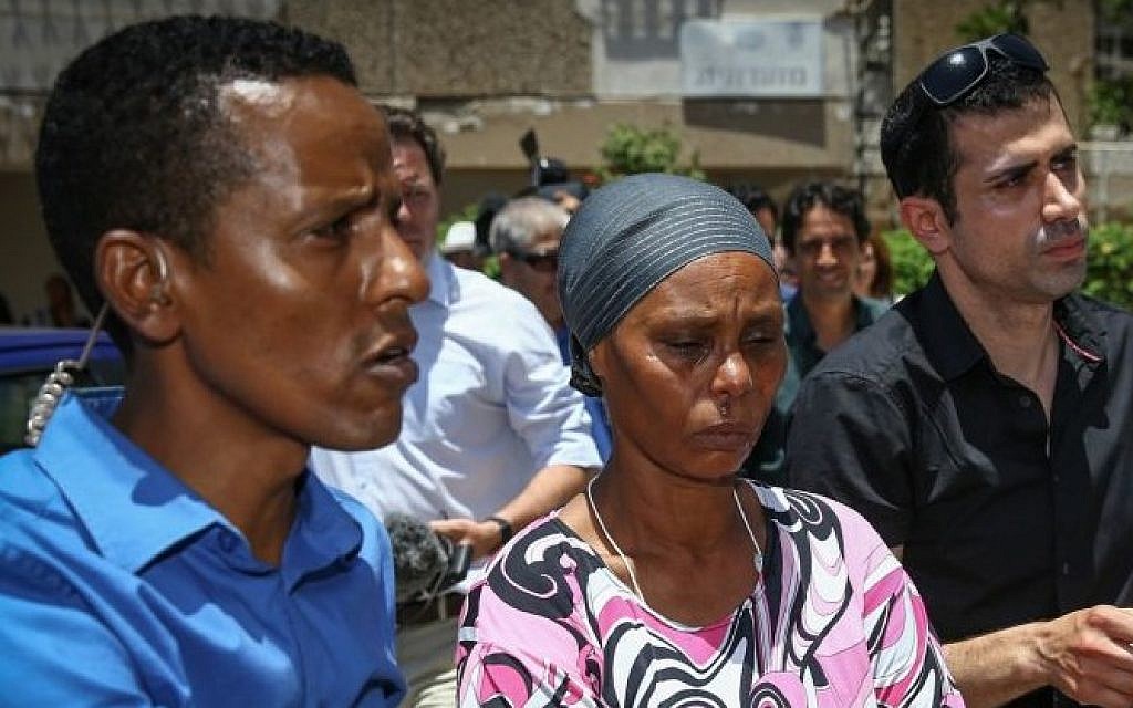 Agurnesh Mengistu, the mother of Avraham Mengistu, center, seen at a press conference at their home in Ashkelon, after a gag order was lifted over his disappearance in the Gaza Strip, on July 8, 2015. (Flash90)