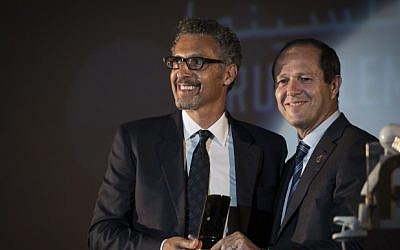 Jerusalem Mayor Nir Barkat gives an award to American actor John Turturro during the opening night of the Jerusalem Film Festival held at Sultan's Pool near the Old City of Jerusalem, on July 9, 2015. (Hadas Parush/Flash90)