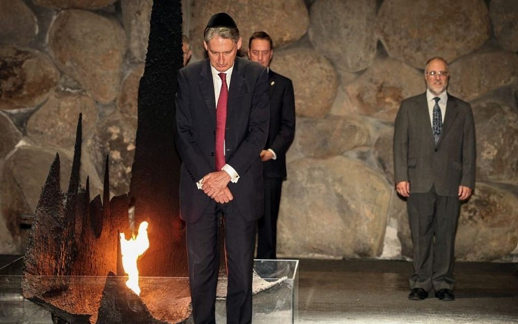 British Foreign Secretary Philip Hammond visits the Holocaust Museum Yad Vashem in Jerusalem on July 16, 2015. (Isaac Harari/Flash90)