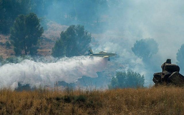 Firefighter planes try to extinguish a large fire raging near Kiryat Shmona, July 19, 2015. (Basel Awidat/Flash90)