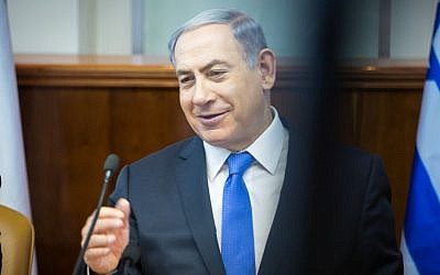 Prime Minister Benjamin Netanyahu leads the weekly cabinet meeting at the PM's Office in Jerusalem on July 19, 2015. (Photo by Emil Salman/POOL)