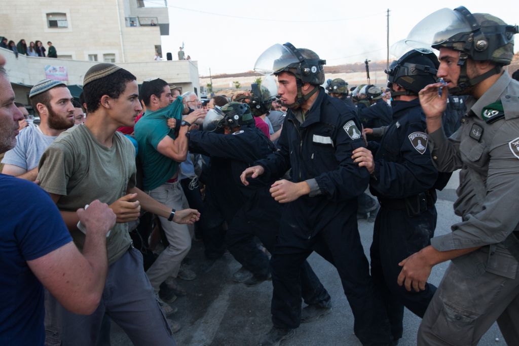 Israeli security forces face off against protesters at the settlement of Beit El, July 28, 2015. (Photo by Nati Shohat/FLASH90) Israeli security forces face off against protesters at the settlement of Beit El, July 28, 2015. (Photo by Nati Shohat/FLASH90)