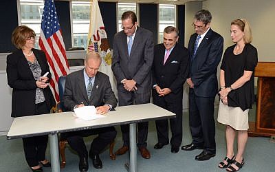 Governor Bruce Rauner signs landmark anti-BDS legislation for the state of Illinois on July 23, 2015. (Bob Kusel)