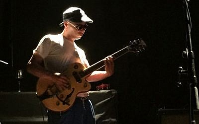 Finley Quaye noodles in Jerusalem's Yellow Submarine, July 4, 2015 (Michelle Laufer)