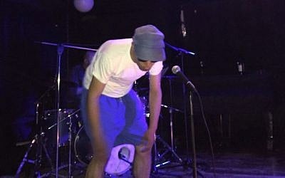 Finley Quaye sings, waist high, in Jerusalem's Yellow Submarine, July 4, 2015 (Michelle Laufer)