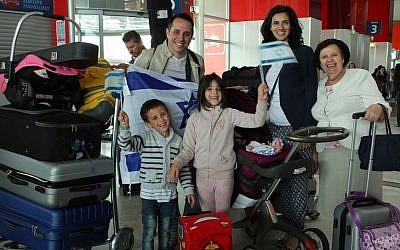 French Jewish families about to immigrate to Israel at Charles de Gaulle Airport outside Paris on July 27, 2015 (Jeremy Fournée/The Jewish Agency for Israel)