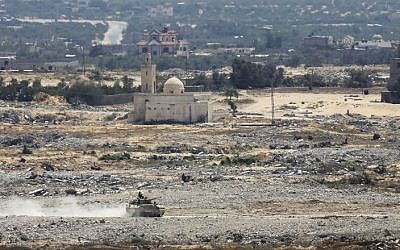An Egyptian army tank patrols on the Egyptian side of the border with Gaza, July 2, 2015 (AP Photo/Adel Hana)