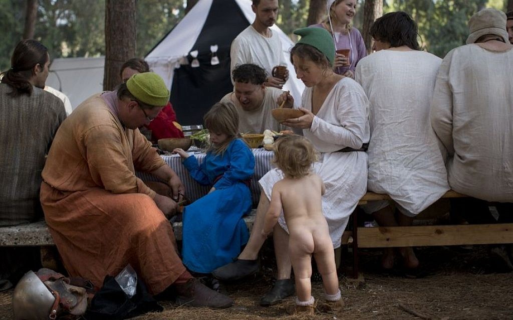 Israeli and Russian members of knight clubs wearing medieval costumes have breakfast (AP/Oded Balilty)