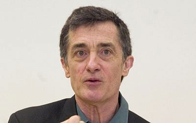 Tony Award-winning Welsh-born actor and director Roger Rees in May 24, 2006. (AP Photo/Jim Cooper, File)