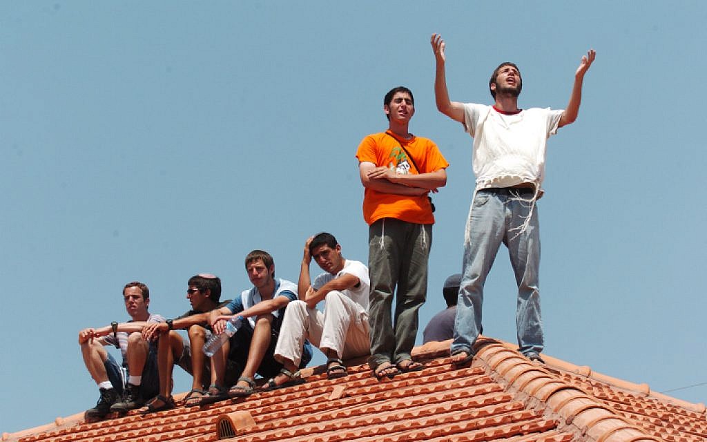 Illustrative: Young settlers cry and pray on the roof during the disengagement in the former Gaza enclave of Neve Dkalim on August 17, 2005. (Nati shohat Flash90)
