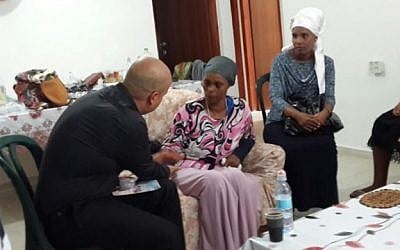 Ashkelon mayor Itamar Shimoni meeting the mother of Avraham Mengistu, who disappeared into the Gaza Strip in September, July 9, 2015. (courtesy Ashkelon municipality).