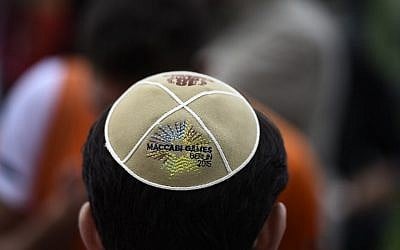 A man wears a Kippa during a Memorial ceremony for the victims of the Holocaust before the official opening ceremony of the 14th European Maccabi Games in Berlin, on July 28, 2015. (AFP PHOTO / TOBIAS SCHWARZ)