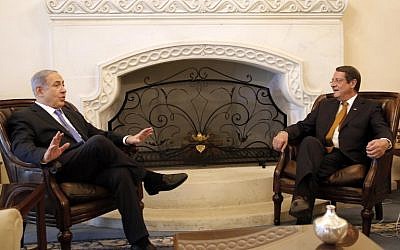 Cypriot President Nicos Anastasiades (R) meets with Israeli Prime Minister Benjamin Netanyahu (L) upon his arrival on July 28, 2015, at the presidential palace in the capital Nicosia during an official visit. (AFP PHOTO / POOL / PETRON KARADJIAS)