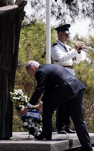 Israeli Prime Minister Benjamin Netanyahu (C) lays a wreath at the statue of the late President of the Republic of Cyprus Archbishop Makarios III upon his arrival on July 28, 2015 (AFP PHOTO / IAKOVOS HATZISTAVROU) Israeli Prime Minister Benjamin Netanyahu (C) lays a wreath at the statue of the late President of the Republic of Cyprus Archbishop Makarios III upon his arrival on July 28, 2015 (AFP PHOTO / IAKOVOS HATZISTAVROU)
