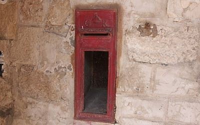 A British mailbox at Ramle Market (Shmuel Bar-Am)