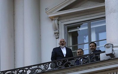 Iranian Foreign Minister Mohammad Javad Zarif (left) talks to journalist from a balcony of the Palais Coburg Hotel in Vienna, Austria, on July 9, 2015. (AFP/Pool/Carlos Barria)