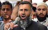 Radical Muslim cleric Anjem Choudary speaks to a group of demonstrators outside the US embassy in central London, September 14, 2012. (AFP PHOTO / LEON NEAL/ File)
