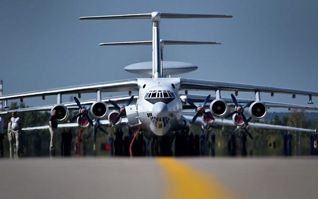 Technicians prepare Ilyushin Il-76TD long-haul cargo aircrafts for the upcoming MAKS-2015, the International Aviation and Space Show, in Zhukovsky, outside Moscow, on August 21, 2015. (AFP/KIRILL KUDRYAVTSEV) Technicians prepare Ilyushin Il-76TD long-haul cargo aircrafts for the upcoming MAKS-2015, the International Aviation and Space Show, in Zhukovsky, outside Moscow, on August 21, 2015. (AFP/KIRILL KUDRYAVTSEV)