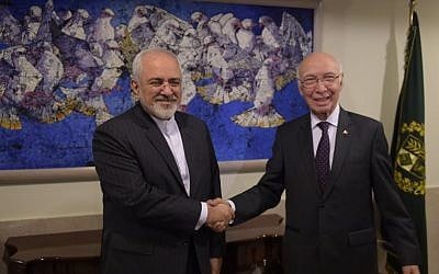 Pakistan's National Security Advisor Sartaj Aziz (R) shakes hands with Iranian Foreign Minister Javad Zarif at the Foreign Ministry in Islamabad on August 13, 2015. (AFP PHOTO / POOL / Aamir QURESHI)