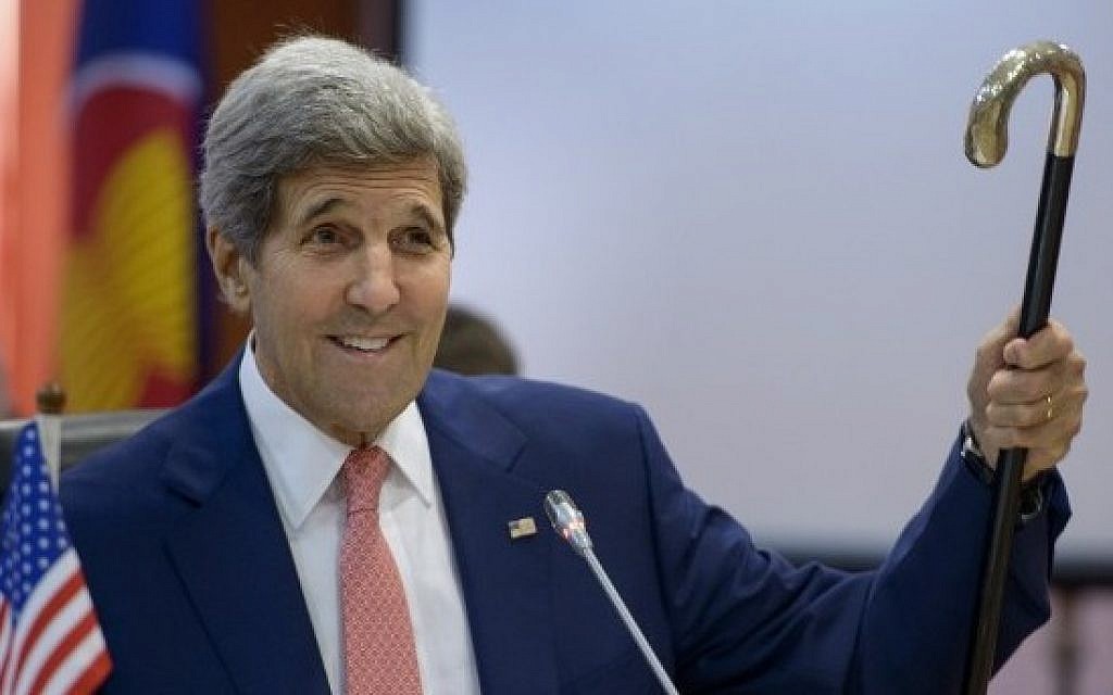 US Secretary of State John Kerry holds up Joseph Kennedy's cane, which has been used by John F. Kennedy and Ted Kennedy, while talking about his broken leg at the Putra World Trade Center in Kuala Lumpur, August 5, 2015.  (AFP/POOL/BRENDAN SMIALOWSKI)