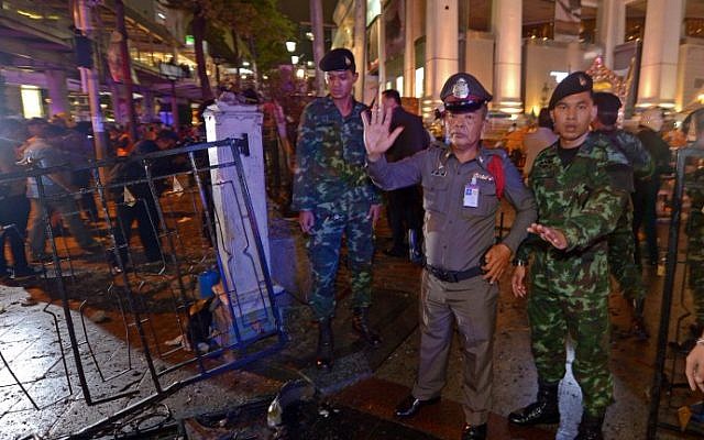 Thai soldiers and police stand guard after a bomb exploded outside a religious shrine in central Bangkok late on August 17, 2015. (AFP Photo/Pornchai Kittiwongsakul) Thai soldiers and police stand guard after a bomb exploded outside a religious shrine in central Bangkok late on August 17, 2015. (AFP Photo/Pornchai Kittiwongsakul)