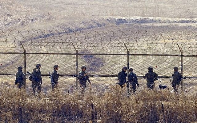 South Korean soldiers check a military iron fence in the border city of Paju near the demilitarized zone (DMZ) dividing the two Koreas, on March 27, 2013. (AFP/Files/Jung Yeon-Je) South Korean soldiers check a military iron fence in the border city of Paju near the demilitarized zone (DMZ) dividing the two Koreas, on March 27, 2013. (AFP/Files/Jung Yeon-Je)