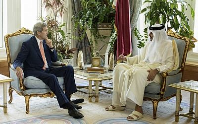 Qatar's Emir Sheikh Tamim bin Hamad al-Thani (right) talks with US Secretary of State John Kerry before their meeting at the Diwan Palace in Doha, on August 3, 2015. (AFP/Brendan Smialowski/Pool)