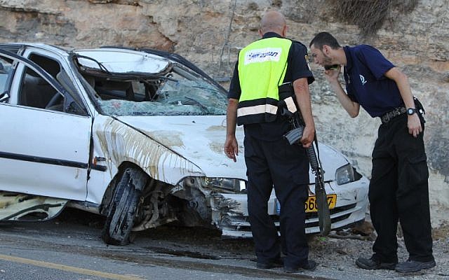 Israeli security forces inspect the scene of a car attack in the West Bank on August 6, 2015 in which three IDF soldiers were wounded. (AFP PHOTO/ABBAS MOMANI) Israeli security forces inspect the scene of a car attack in the West Bank on August 6, 2015 in which three IDF soldiers were wounded. (AFP PHOTO/ABBAS MOMANI)