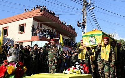 Members of Lebanon's Shiite movement Hezbollah carry the coffin of a comrade who was killed in combat alongside Syrian government forces fighting against Islamic State group jihadists in Syria. (AFP PHOTO / MAHMOUD ZAYYAT)