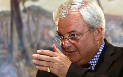 United Nations' (UN) Under-Secretary-General for Humanitarian Affairs and Emergency Relief Coordinator Stephen O'Brien talks to the press in the Syrian capital, Damascus, on August 17, 2015. (AFP PHOTO / LOUAI BESHARA)