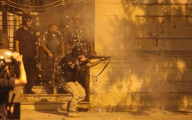 Lebanese riot police fire rubber bullets towards protesters during clashes following a demonstration, organized by the 'You Stink' campaign, to protest against an ongoing trash crisis, Beruit, Lebanon, August 23, 2015. (AFP/STR)