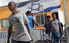 African illegal migrants carry their belongings following their release from the Holot Detention Centre in Israel's Negev desert, on August 25, 2015. (AFP PHOTO/MENAHEM KAHANA)