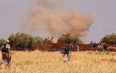 Illustrative photo of Syrian rebel forces from Jaysh al-Islam (Army of Islam) taking position behind a sand barrier, Syria,  August 25, 2015 (AFP/AMC/ZEIN AL-RIFAI)