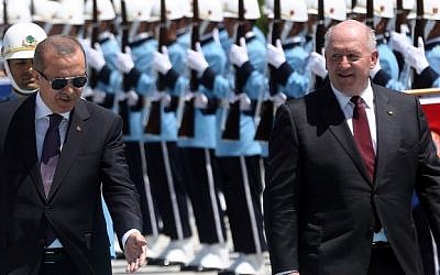 Turkish President Recep Tayyip Erdogan (L) and Australian Governor-General Sir Peter Cosgrove (R) review an honour guard during an official welcoming ceremony at the Presidential Palace in Ankara on August 4, 2015.  (AFP PHOTO / ADEM ALTAN)