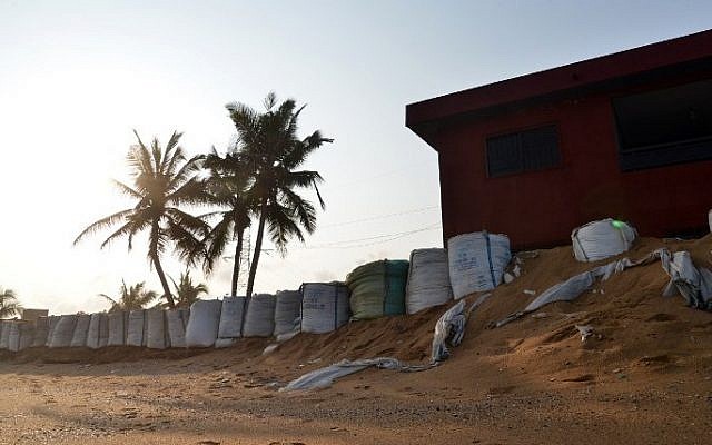 A photo taken on August 26, 2015 on the beach in Vridi, the industrial neighbourhood of Abidjan, shows bags filled with sand to prevent the rise in water levels from destroying buildings. (AFP PHOTO / ISSOUF SANOGO) A photo taken on August 26, 2015 on the beach in Vridi, the industrial neighbourhood of Abidjan, shows bags filled with sand to prevent the rise in water levels from destroying buildings. (AFP PHOTO / ISSOUF SANOGO)