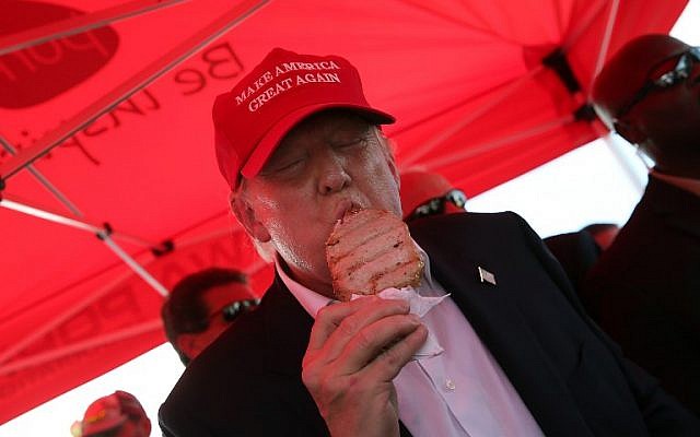 Republican presidential candidate Donald Trump eats a pork chop on a stick while campaigning the Iowa State Fair on August 15, 2015 in Des Moines, Iowa.   (Win McNamee/Getty Images/AFP)