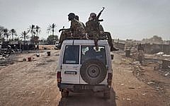 South Sudanese government forces ride on a vehicle, January 12, 2014. (AP/Mackenzie Knowles-Coursin, File)