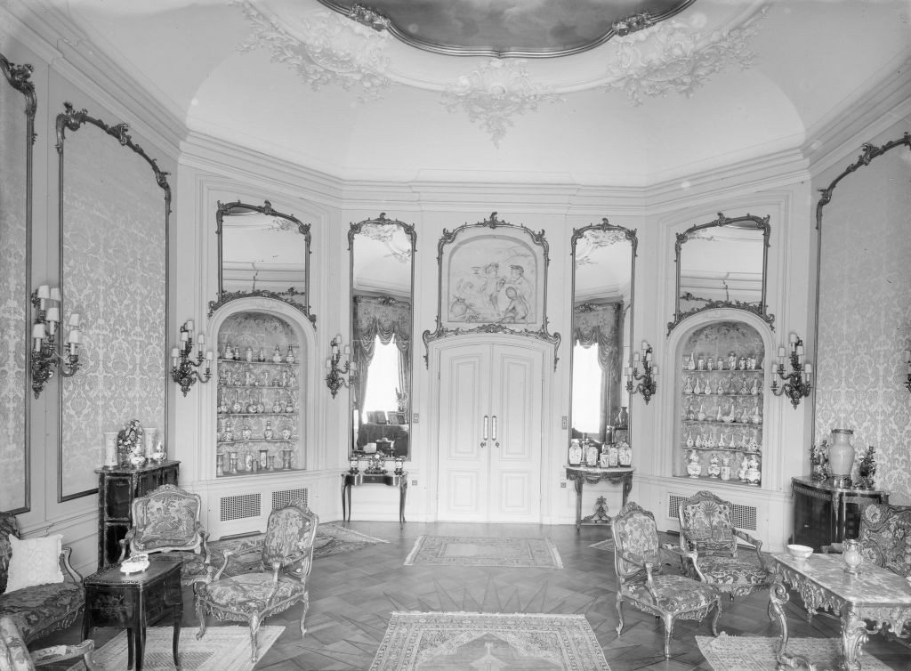 The salon at the Gutmann family estate, Bosbeek, with the Jacob de Wit grisaille over the door, 1928 (courtesy of the Goodman family) The salon at the Gutmann family estate, Bosbeek, with the Jacob de Wit grisaille over the door, 1928 (courtesy of the Goodman family)