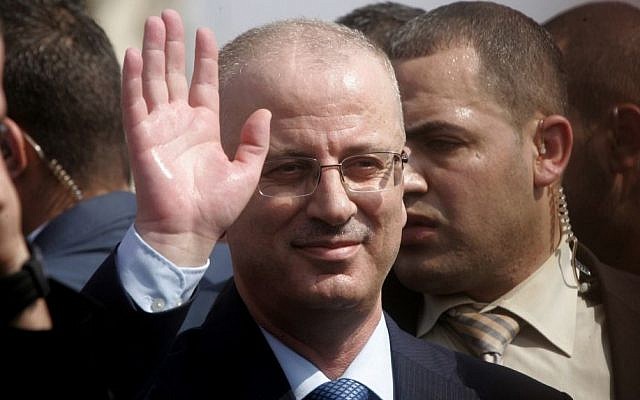 Palestinian Authority Prime Minister Rami Hamdallah waves during a visit to Beit Hanun in the northern Gaza Strip, October 9, 2014. (Rahim Khatib/Flash90) Palestinian Authority Prime Minister Rami Hamdallah waves during a visit to Beit Hanun in the northern Gaza Strip, October 9, 2014. (Rahim Khatib/Flash90)
