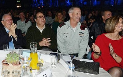 President Reuven Rivlin (left), with Defense Minister Moshe Ya'alon (second left), outgoing IDF chief of staff Benny Gantz (second right), and his wife (right) seen during a farewell ceremony in honor of Gantz in Tel Aviv, February 15, 2015. (Amos Ben Gershom/GPO)