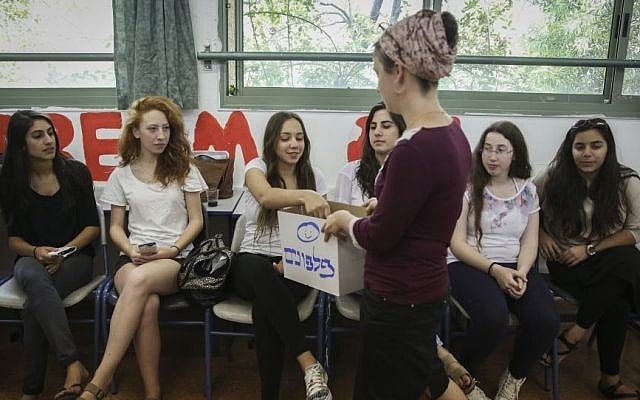 Israeli high school student prepare for their final exam in mathematics in the settlement of Maaleh Adumim, east of Jerusalem, May 20, 2015 Hadas Parush/Flash90