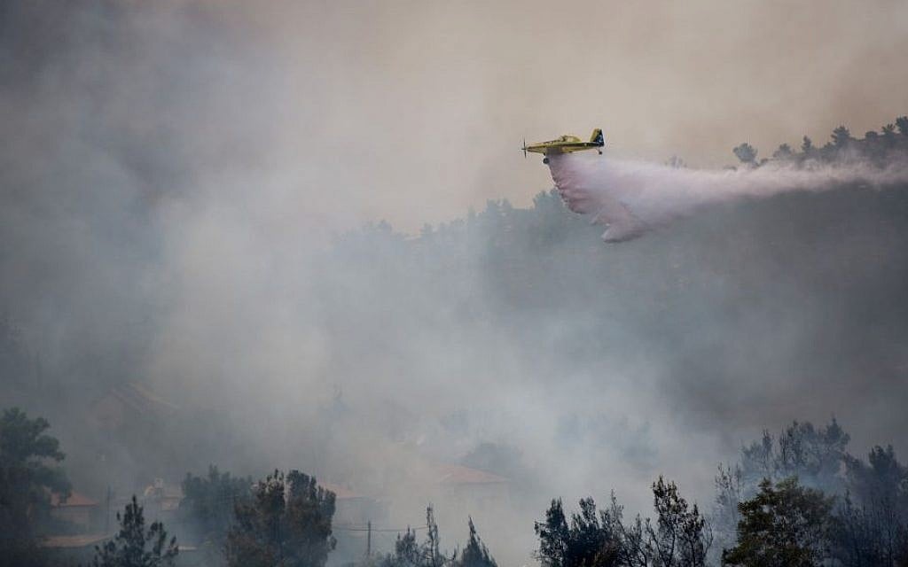Israeli firefighter airplanes try to extinguish a large fire raging in Even Sapir, outside of Jerusalem, on August 2, 2015. (Yonatan Sindel/Flash90)