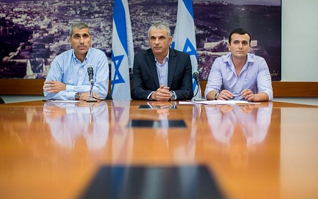 Finance Minister Moshe Kahlon, center, with Finance Ministry director general Shai Babad, right, and ministry budget head Amir Levi as they present the proposal for the state budget for 2015 in Jerusalem, August 2, 2015. (Yonatan Sindel/Flash90)