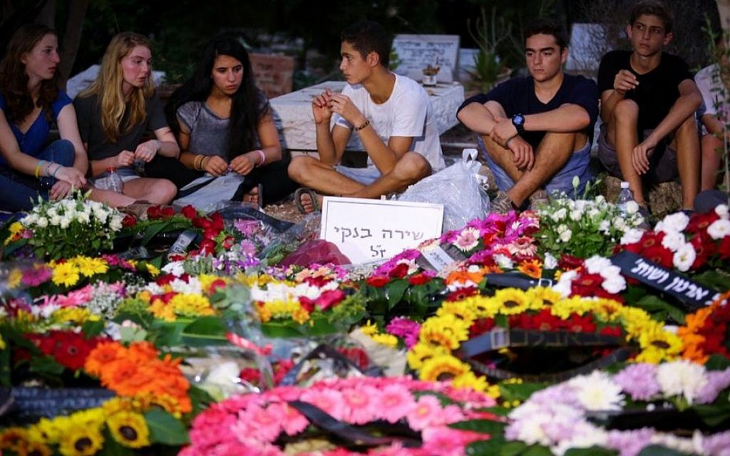 Friends of Shira Banki mourn at her grave after her funeral on August 3, 2015. 16-year-old Banki was stabbed and critically wounded while participating in the Jerusalem Gay Pride Parade on July 31. Banki passed away on August 2, 2015. (Flash90)