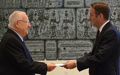 President Reuven Rivlin welcomes Britain's new ambassador to Israel, David Quarrey, at the President's House, Jerusalem, August 06, 2015. (Mark Neyman/GPO)