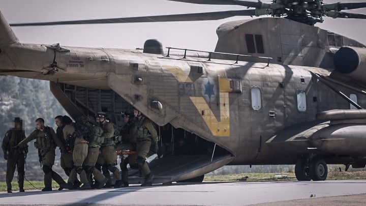 Israeli soldiers evacuate by helicopter a wounded Israeli at the Hadassah Ein Kerem Hospital in Jerusalem, after the man was injured in a vehicular terror attack on Route 60, in the West Bank, on August 6, 2015 (Yonatan Sindel/Flash90)