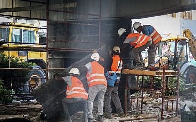 A crew works on Tel Aviv's partly destroyed Maariv bridge -- which was completely demolished on August 21 -- on August 19, 2015. (Flash90)